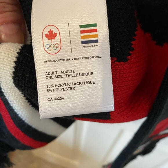 🤩💕🤩New and unworn HBC Olympic Canada Scarf 2018🤩💕🤩 - Picture 4 of 4